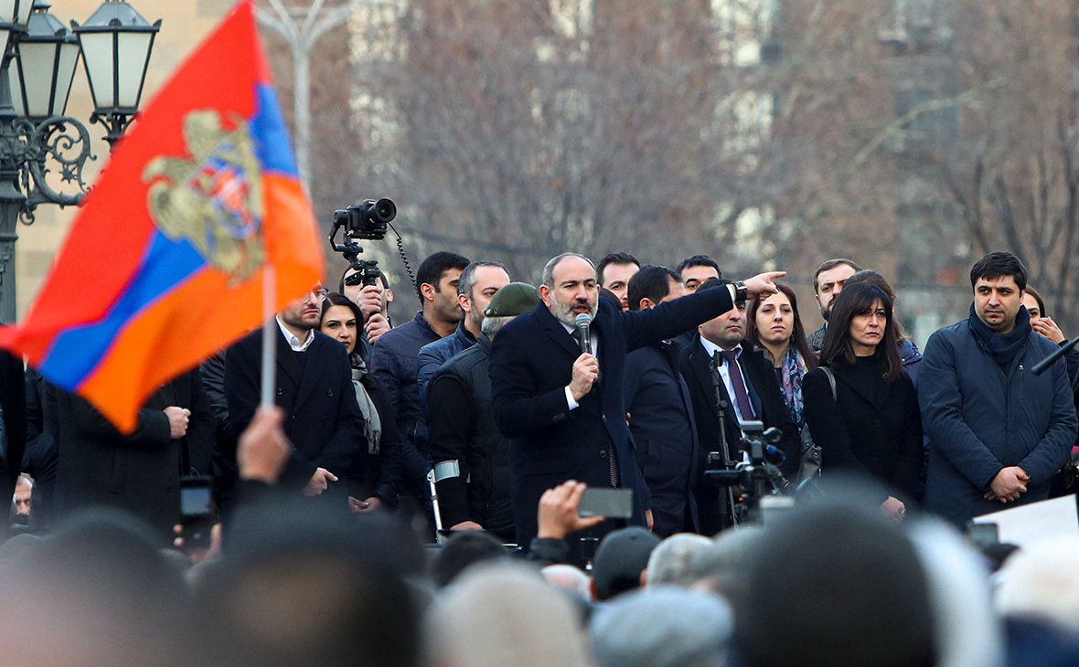 Никол Пашинян (в центре) во время выступления на акции своих сторонников на площади у Дома правительства Армении