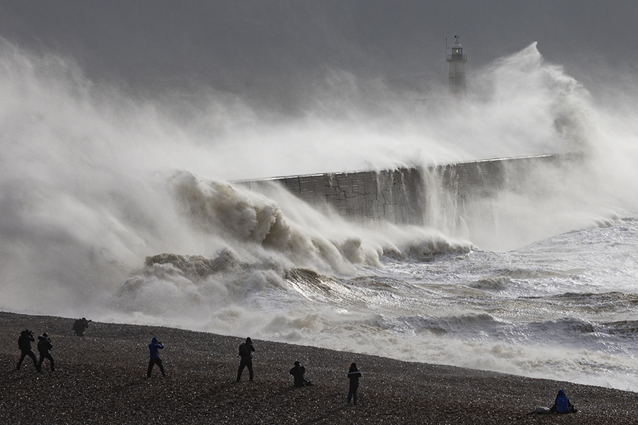 Люди фотографируют волны в Ньюхевэне, Англия.

Власти Британии попросили граждан не делать селфи на фоне непогоды, так как это опасно для жизни