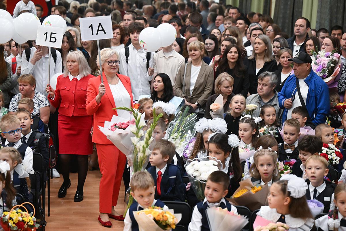 Первоклассники на торжественной линейке в московской школе №760 имени А. П. Маресьева