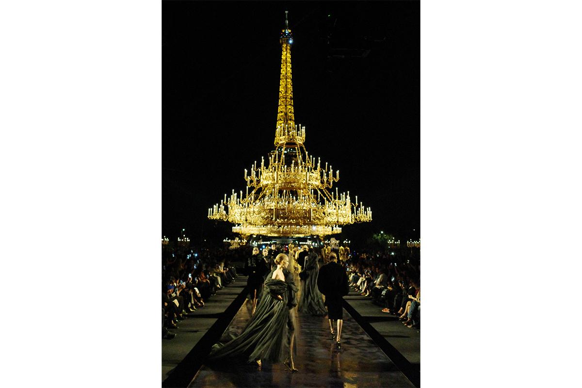 Модели на подиуме во время показа женской коллекции Saint Laurent сезона весна-лето 2027 в рамках Недели моды в Париже