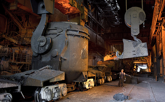 Оператор крана во время загрузки расплавленного металла в казан на борту железнодорожного вагона в цехе металлургического завода «Мечела» в Челябинске