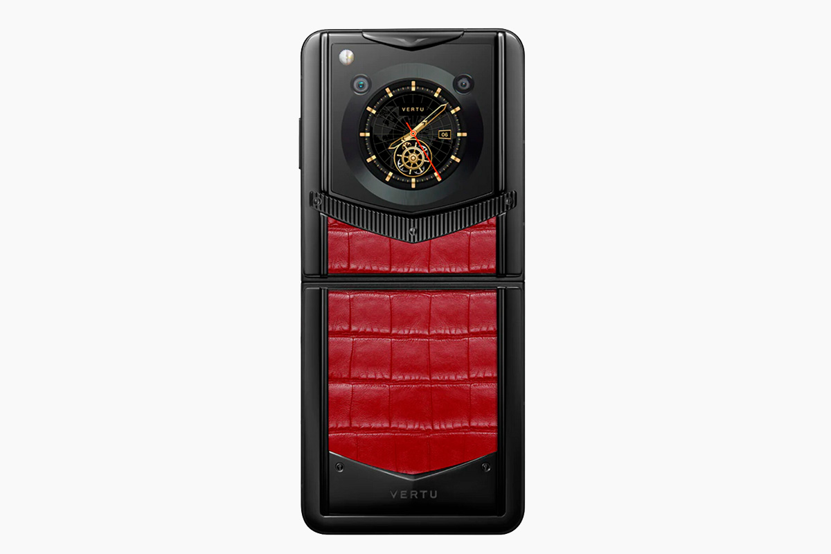 Vertu анонсировала люксовую «раскладушку» Ironflip за $7200. Фото | РБК Life