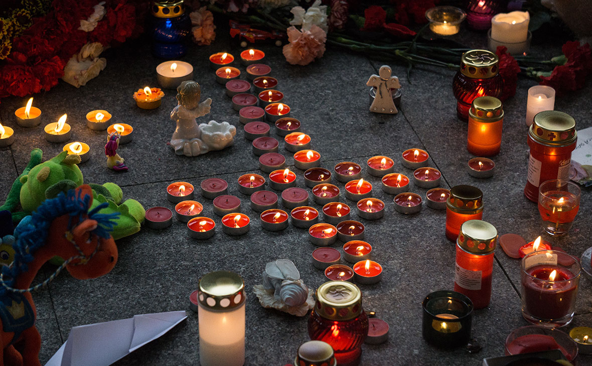 К мемориалу в &laquo;Пулково&raquo; начали приносить свечи, игрушки и цветы. 1 ноября 2015 года в Санкт-Петербурге, Россия