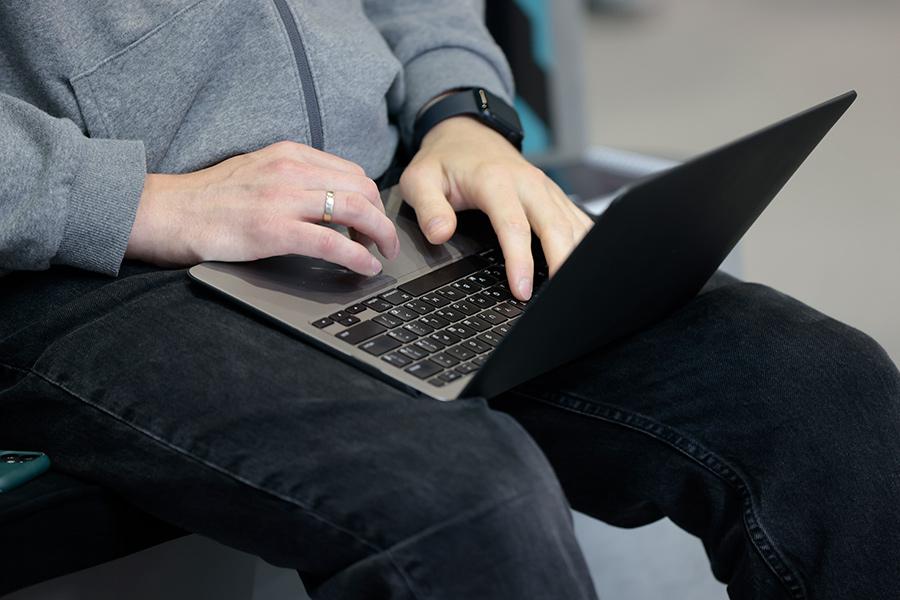 В июле в КоАП была включена статья, предусматривающая штрафы за умышленный поиск экстремистских материалов в интернете. Первый штраф был выписан 10 декабря 20-летнему жителю города Каменск-Уральский Сергею Глухих&nbsp;&mdash; из-за статей о &laquo;Русском добровольческом корпусе&raquo; (РДК) и батальоне &laquo;Азов&raquo; (оба признаны в России террористическими организациями и запрещены). Сам молодой человек рассказывал, что наткнулся на материалы, когда ехал на автобусе на работу и специально ничего не искал. Однако силовики&nbsp;утверждали: Глухих знал, что информация является запрещенной, а ранее уже &laquo;появлялся в поле зрения спецслужб&raquo;.