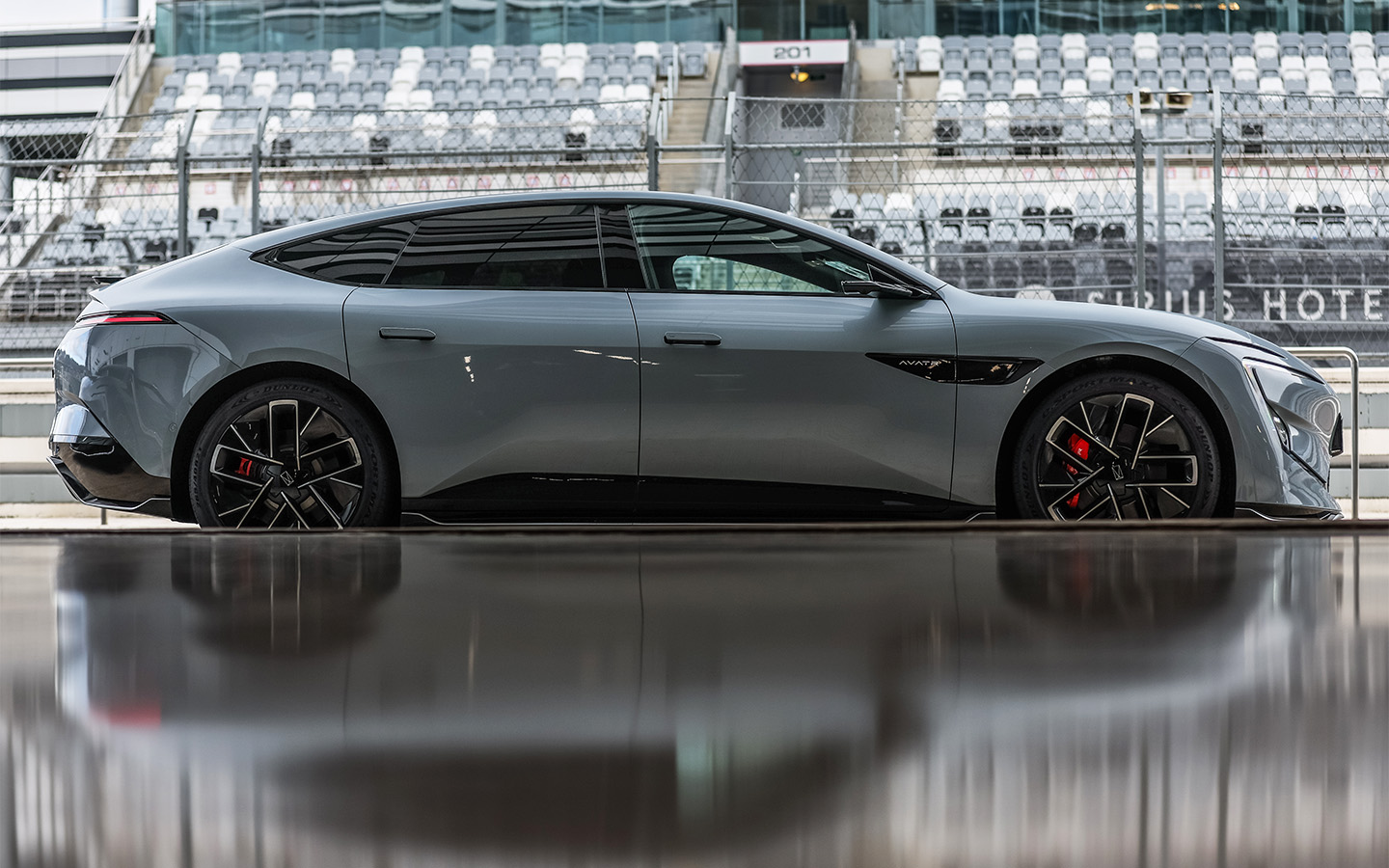 Выдвижные ручки дверей &mdash; едва ли не единственный&nbsp;спорный внешний элемент модели Avatr 12. Смеем предположить, после ближайшего&nbsp;рестайлинга их сменит что-то новое