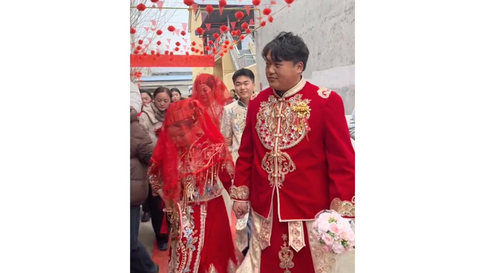 Cвадьба братьев-тройняшек в китайской провинции Хэнань