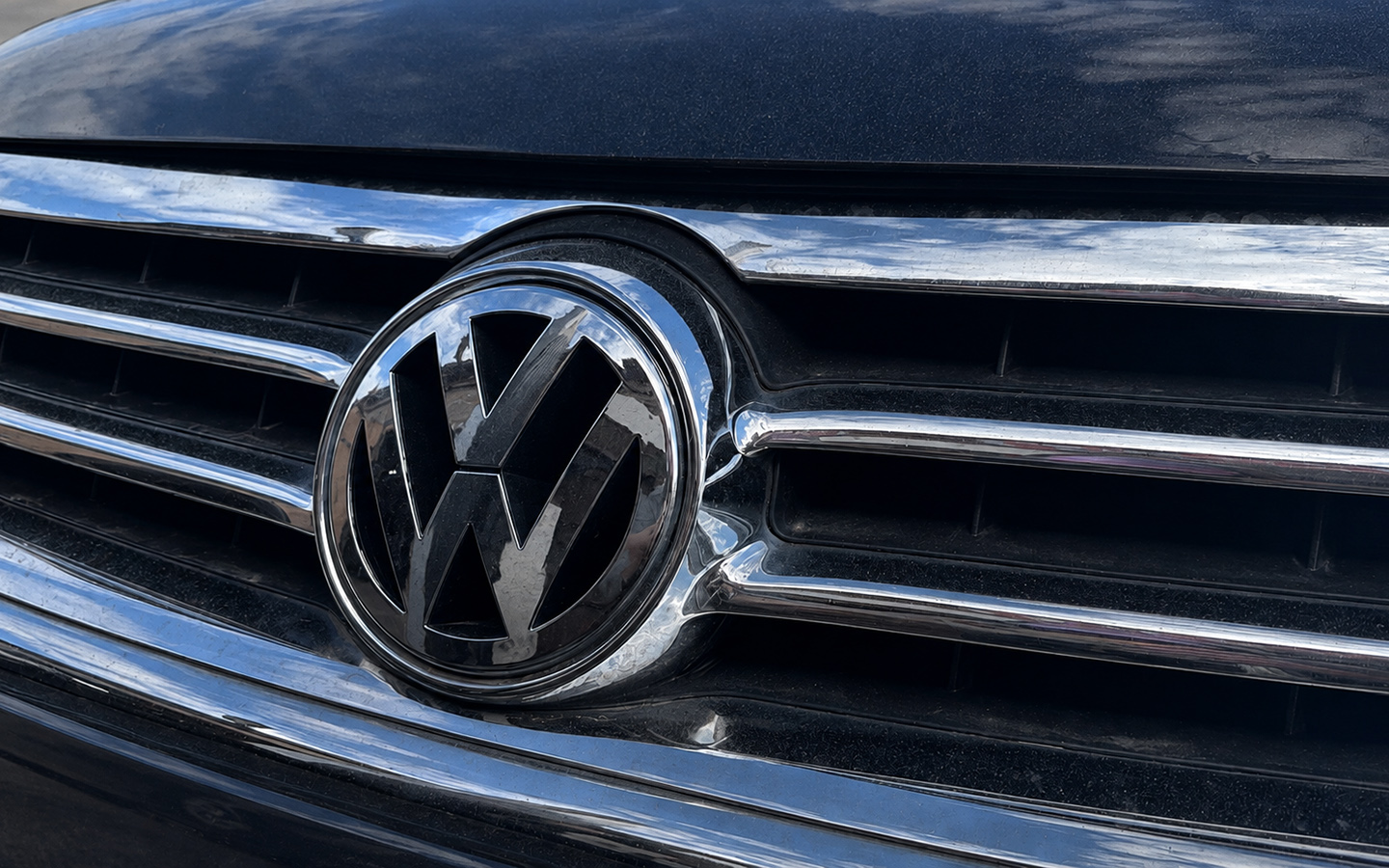 Значок VW спереди сохранился в хорошем состоянии, а вот сзади&nbsp;&mdash; увы