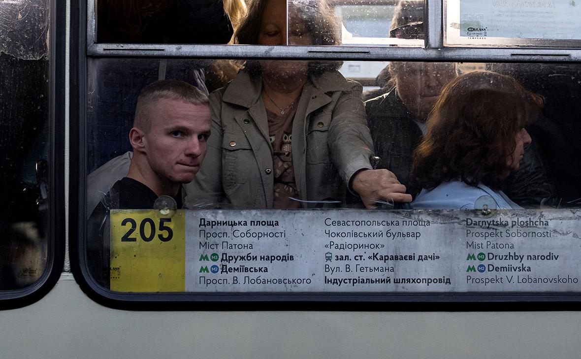 В Киеве после ночного удара образовались пробки на обоих берегах Днепра