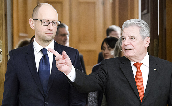 Премьер-министр Украины Арсений Яценюк (слева) и федеральный президент Германии Йоахим Гаук