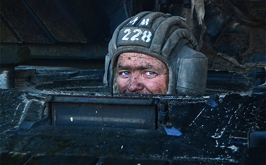 Военнослужащий Луганской народной республики во время отвода вооружений калибром до 100 мм от линии соприкосновения в районе поселка Александровск. 3 октября 2015 года
