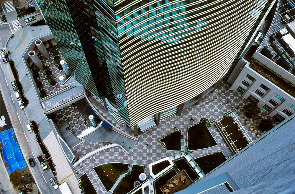 Строительство 44-этажной офисной башни Сиодомэ в&nbsp;Токио было завершено в&nbsp;2003 году. Площадь помещений башни составляет&nbsp;1,5 млн&nbsp;кв. футов. Помимо самой башни, фирма Роча построила расположенную рядом башню офиса Мацухита, торговую площадь размером&nbsp;2,7&nbsp;тыс.&nbsp;кв.&nbsp;м, а&nbsp;также отреставрировала вокзал Симбаси