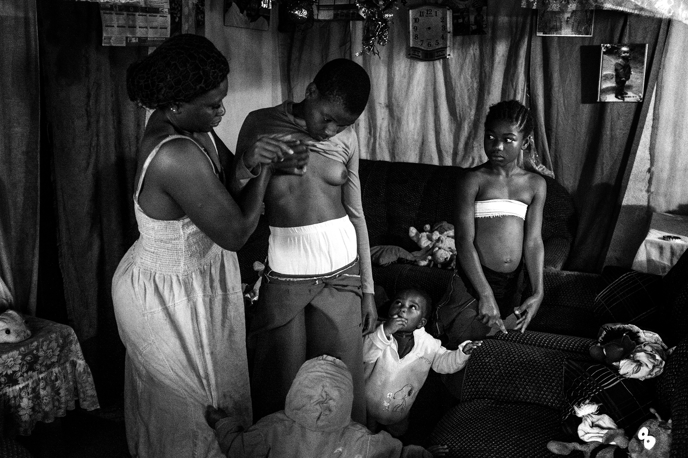 Хеба Хамис, Египет

Фотограф-документалист запечатлела процесс разглаживания груди в Камеруне &mdash; традиционную в стране практику, направленную на предотвращение развития молочных желез у молодых девушек. Такой метод изменения физических данных широко используется в Камеруне для защиты женской половины населения от сексуального насилия.
