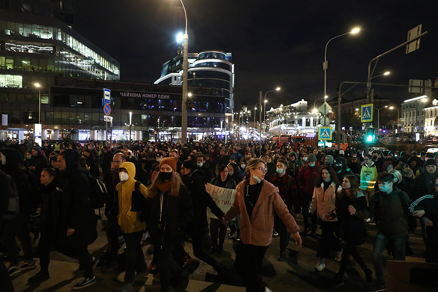 В течение вечера протестующие переместились от Тверской на другие улицы, в том числе часть людей пошла к Трубной площади