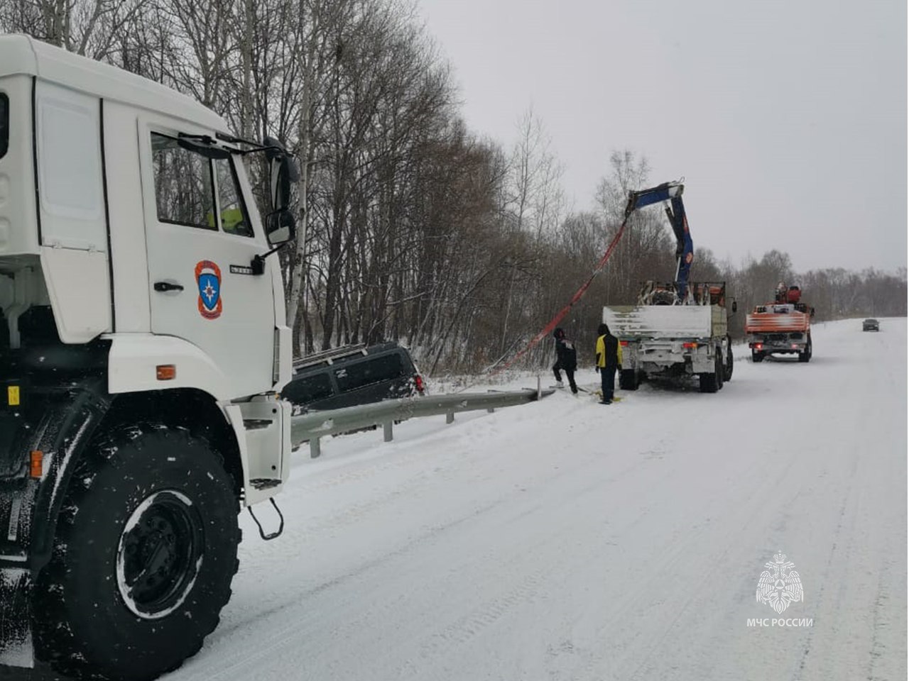 В Хабаровском крае спасатели вытащили из снега более 100 машин за 2 дня —  РБК