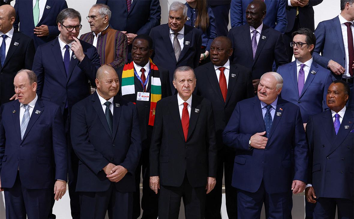 Александр Лукашенко (второй справа в первом ряду) и президенты других стран позируют&nbsp;для совместного&nbsp;фото во время саммита в Дубае