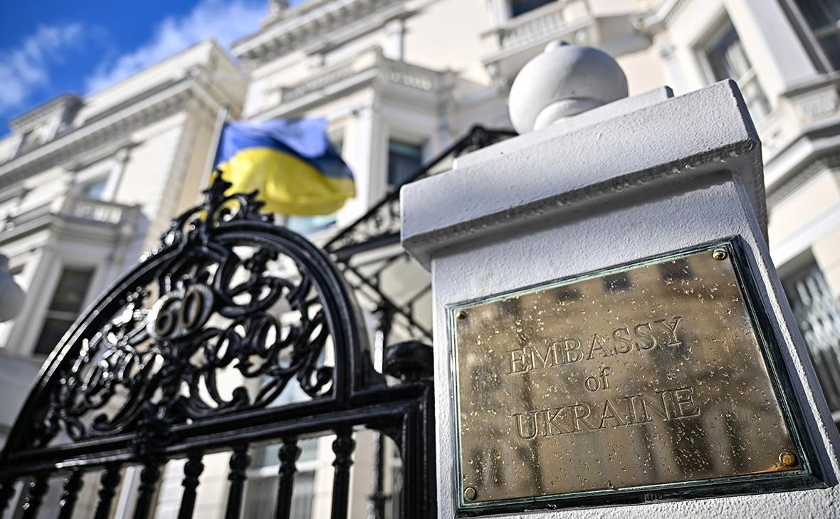 Киев решил оказывать консульские услуги украинцам по военному билету