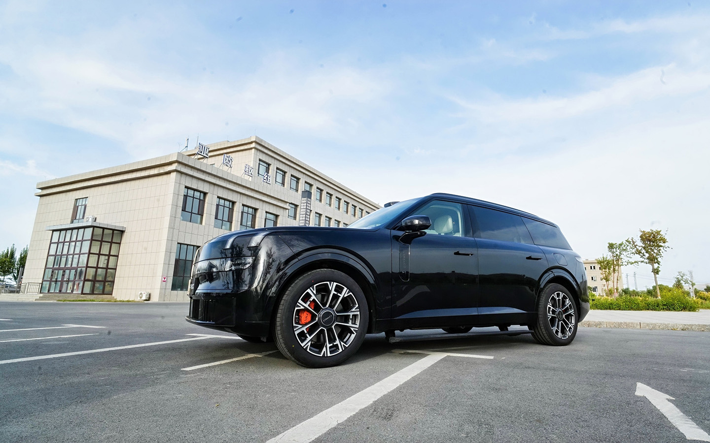 Lynk &amp; Co 900&nbsp;отлично себя чувствует даже на узких городских улицах