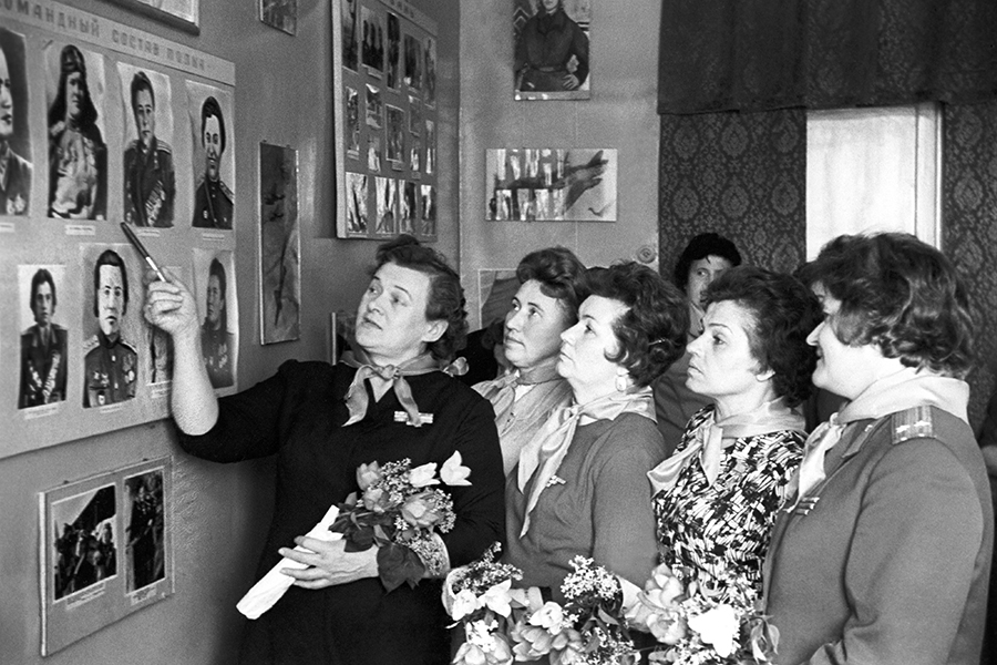 Бывшие летчицы полка (слева направо) Евдокия Бершанская, Лариса Литвинова, Серафима Тараненко, Марина Чечнева и Екатерина Тимченко-Аксентюк в музее боевой славы полка в одной из московских школ.
За время войны авиаполк произвел 23,7 тыс. боевых вылетов, было сброшено почти 3 тыс. тонн бомб. Личный рекорд по числу вылетов — 1004 — принадлежит Ирине Себровой. До войны она работала летчиком-инструктором в одном из московских аэроклубов, а после продолжила служить в ВВС механиком и техником и работала на экспериментально-опытном заводе МАИ.