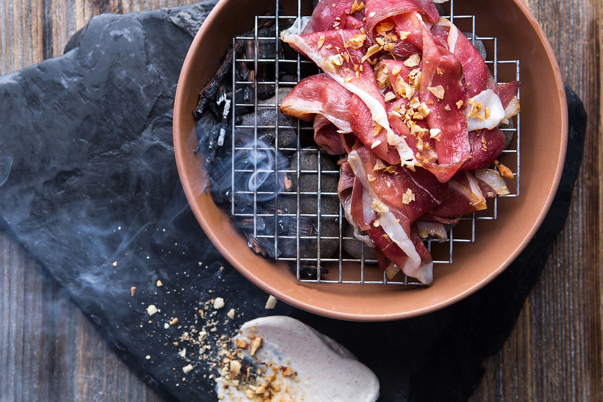 Параллельная линия — ресторан северной кухни Björn, чьи меню читаются как серия лаконичных формул: короткие названия, ясные сочетания, ставка на локальность и сезон