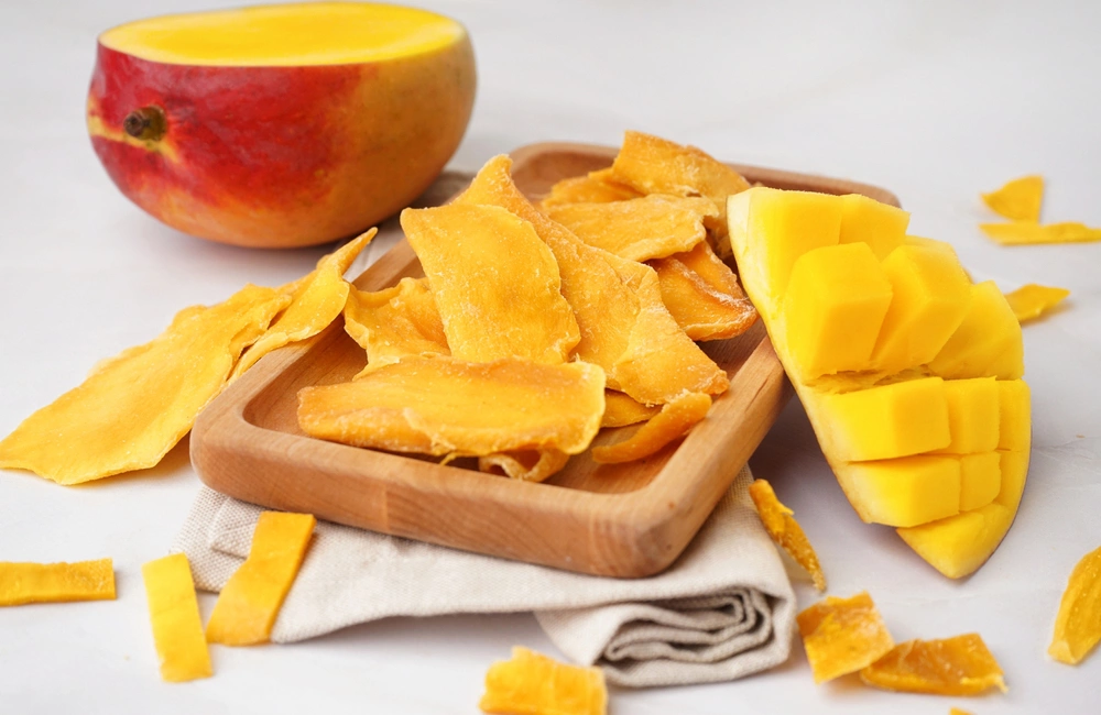 Сушеное манго — это полезный и удобный перекус, если вы следите за размером порции или употребляете их умеренно