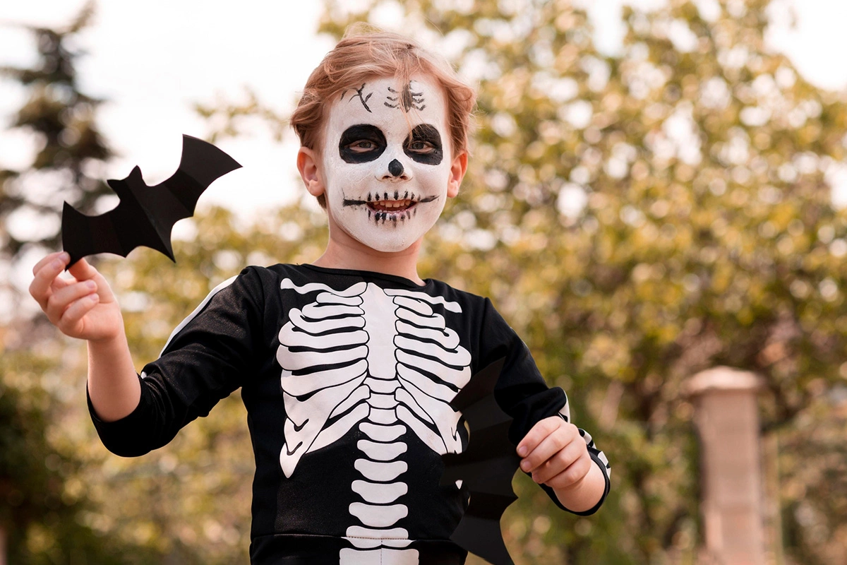 Нанести аквагрим «череп» и «скелет» можно на все лицо или только половину