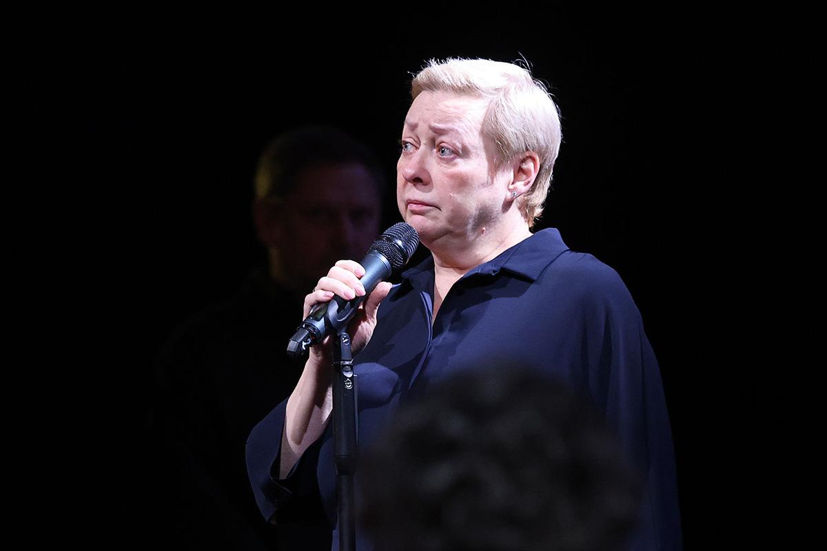 Мария Аронова во время прощания с актрисой Верой Алентовой в Московском драматическом театре имени А. С. Пушкина