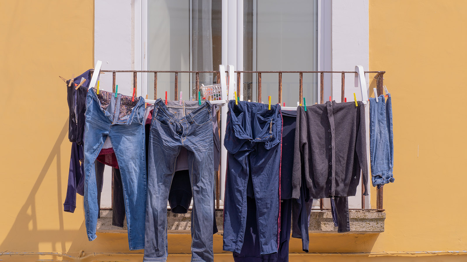 За сушку белья на фасаде дома грозит штраф. Сумма ощутимая