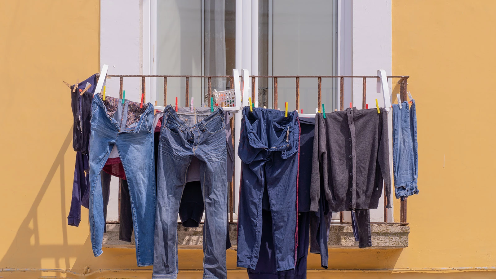 За сушку белья на фасаде дома грозит штраф. Сумма ощутимая