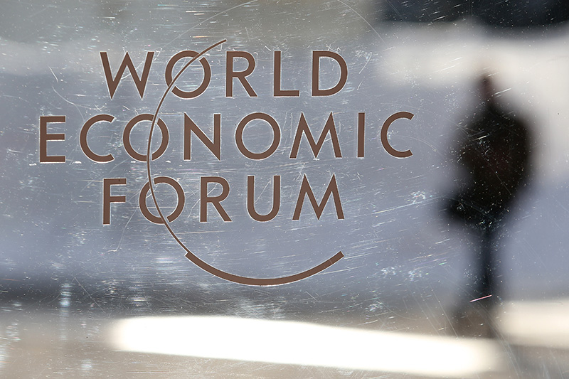 Логотип форума на стеклянной двери конгресс-центра в Давосе.