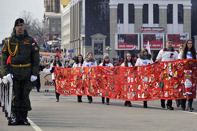 Участники акции памяти &laquo;Бессмертный полк&raquo; с фотопортретами фронтовиков в Петропавловске-Камчатском.