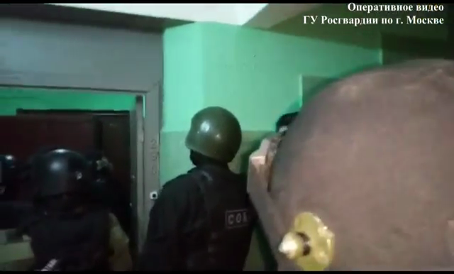 Опубликовано видео штурма квартиры с заложниками в Москве