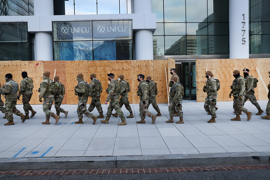 Бойцы Национальной гвардии патрулируют улицы столицы