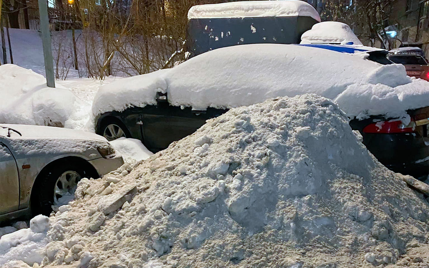 Дворы в Москве завалены снегом. В этом виноват и коронавирус :: Autonews