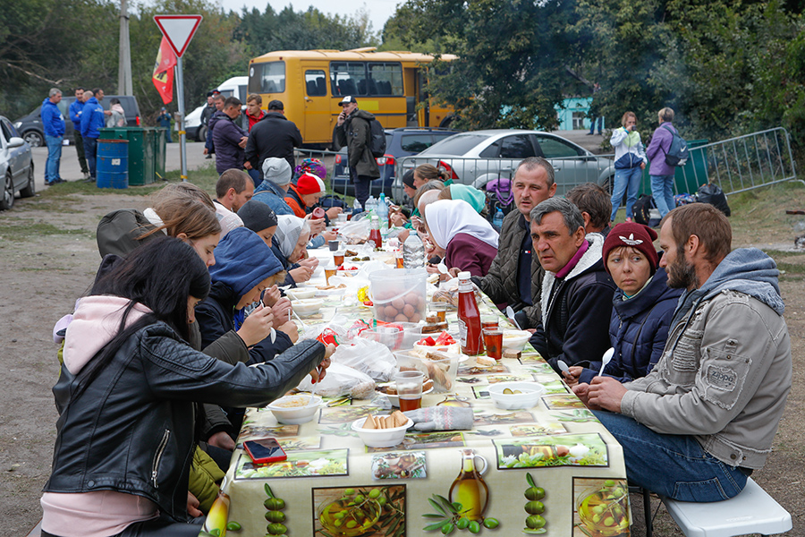 На фото: волонтеры у пропускного пункта в селе Логачевка