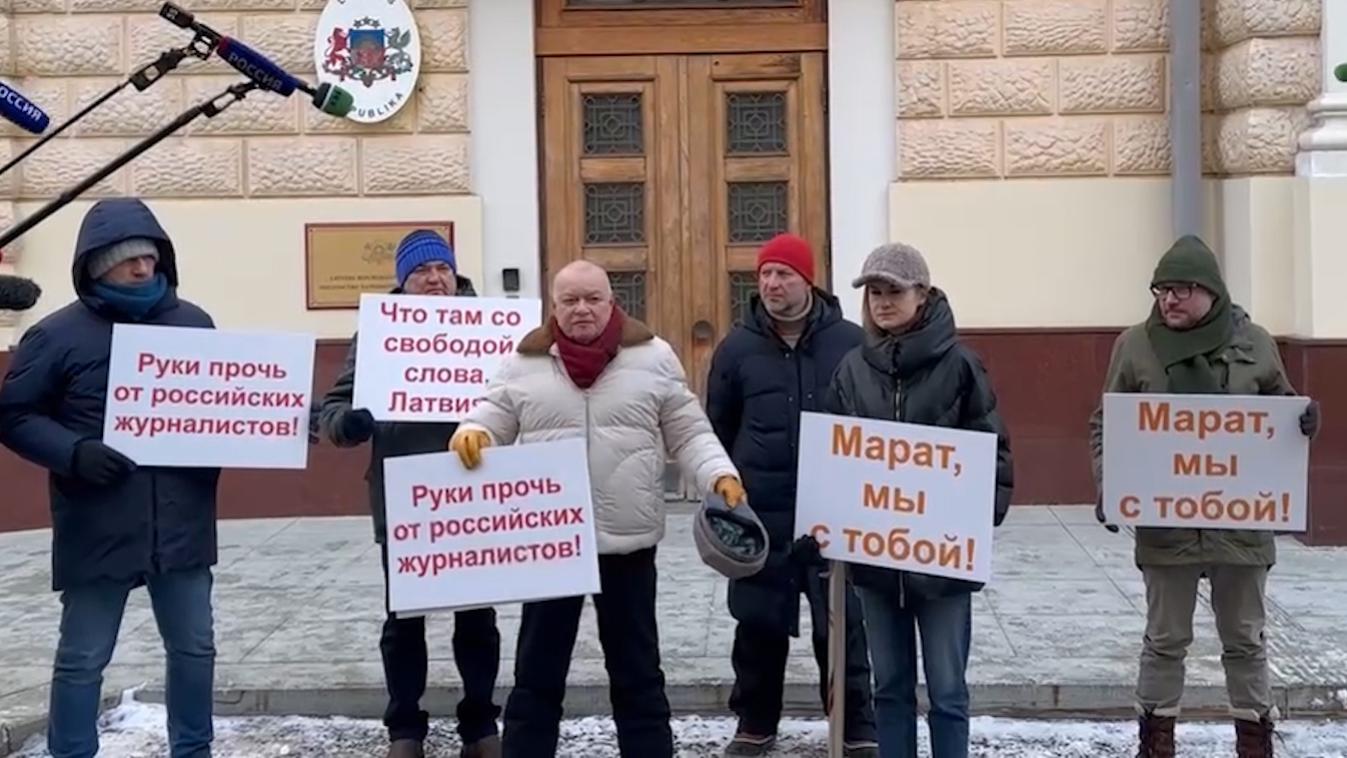 Дмитрий Киселев пришел с плакатом к посольству Латвии