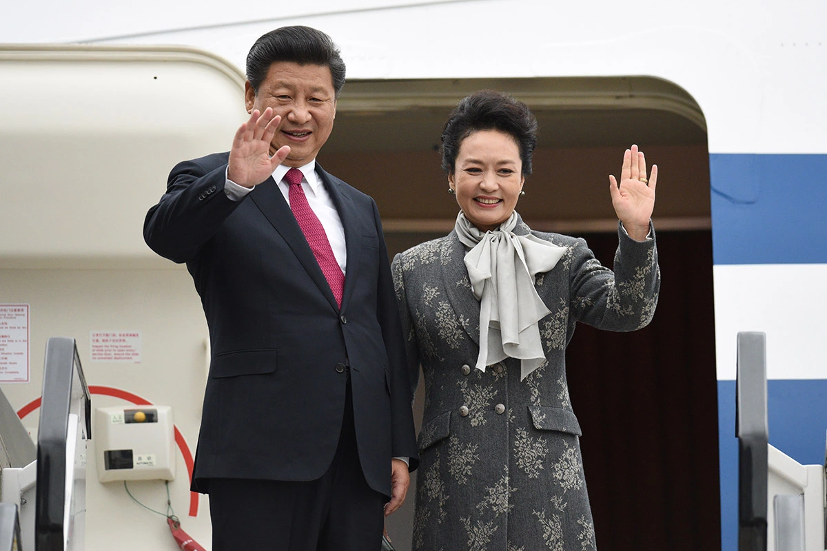 Си Цзиньпин и его супруга Пэн Лиюань выходят из самолета в аэропорту Манчестера во время визита китайского лидера в Великобританию осенью 2015 года