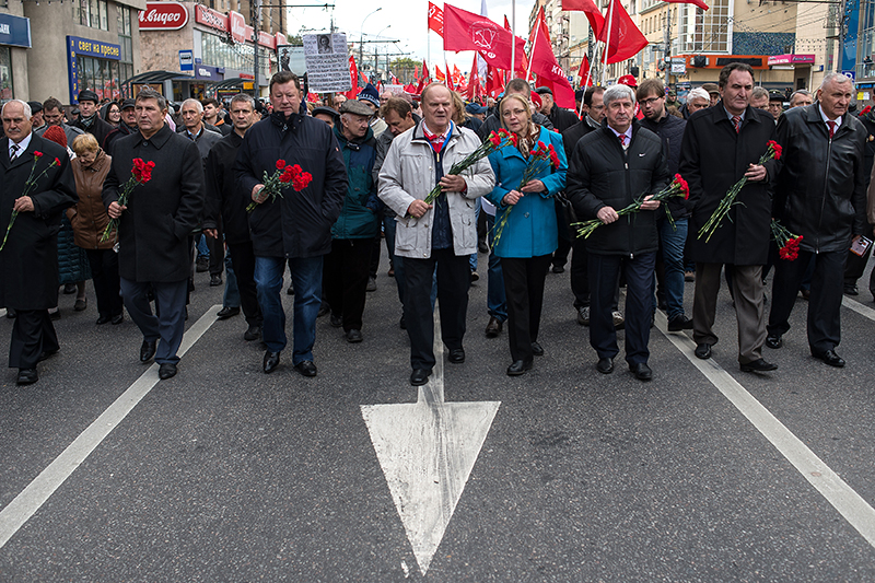 Председатель Коммунистической партии Российской Федерации (КПРФ) Геннадий Зюганов (в центре) с соратниками во время шествия, посвященного 21-й годовщине трагических событий осени 1993 года.