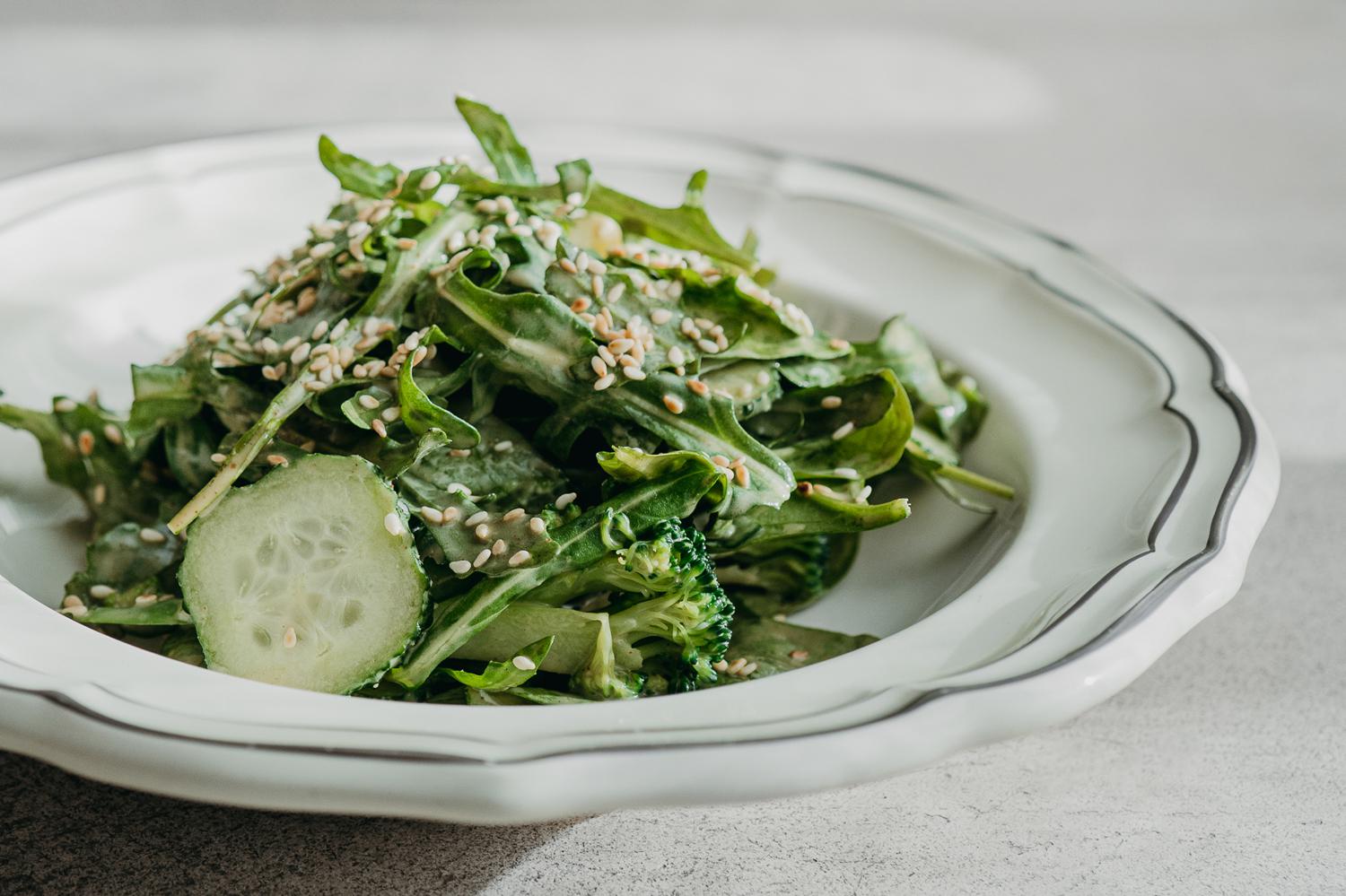 Зеленый салат с кунжутным дрессингом