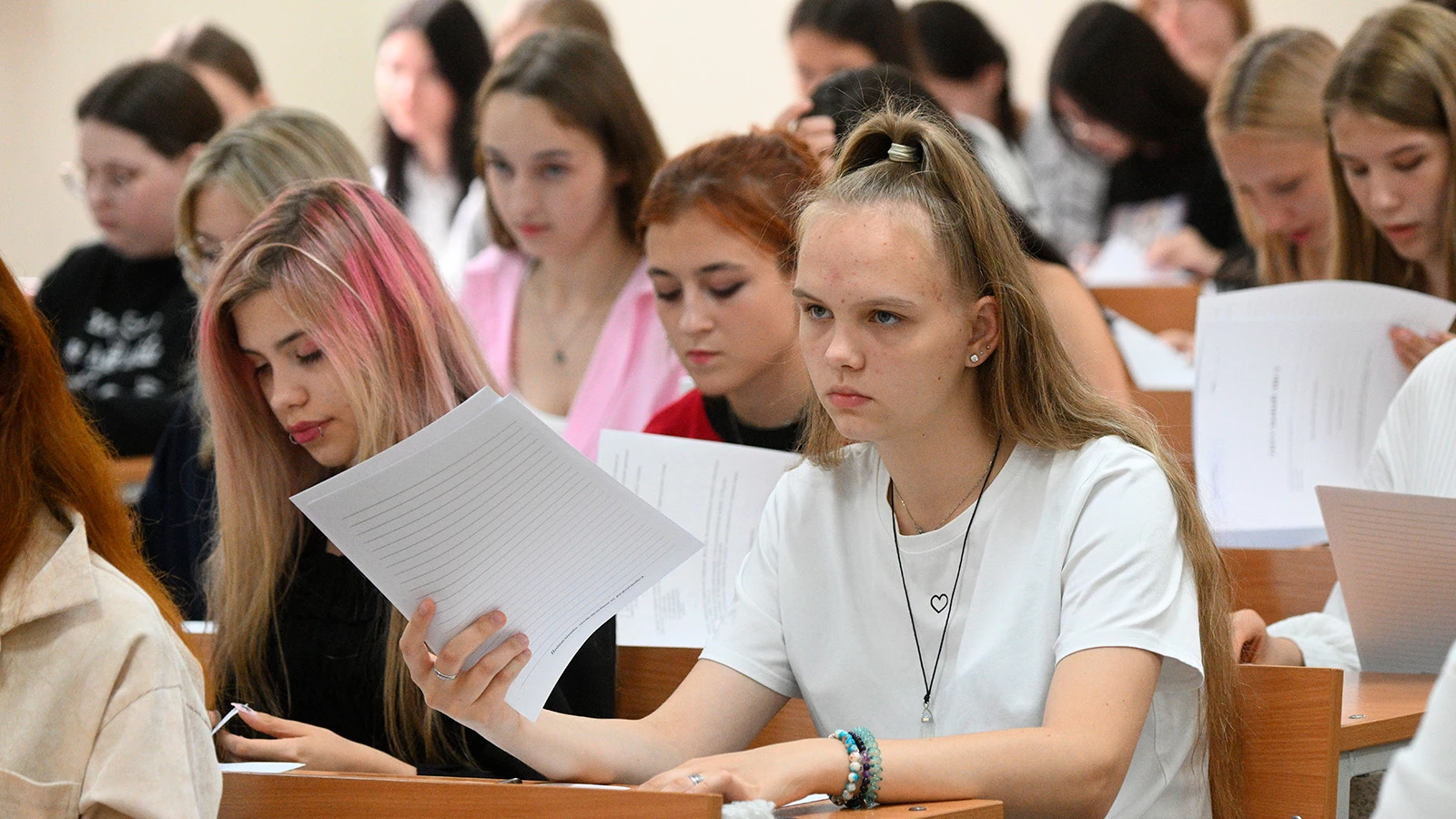 Абитуриенты Московского городского педагогического университета во время сдачи вступительного экзамена в Москве