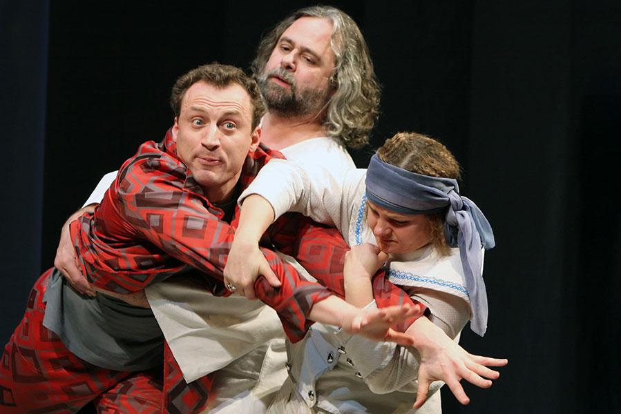 Анатолий Белый, Алексей Багдасаров и Ольга Лапшина (слева направо) в сцене из спектакля &laquo;Пленные духи&raquo; на сцене Центра-музея Владимира Высоцкого, 2010 год