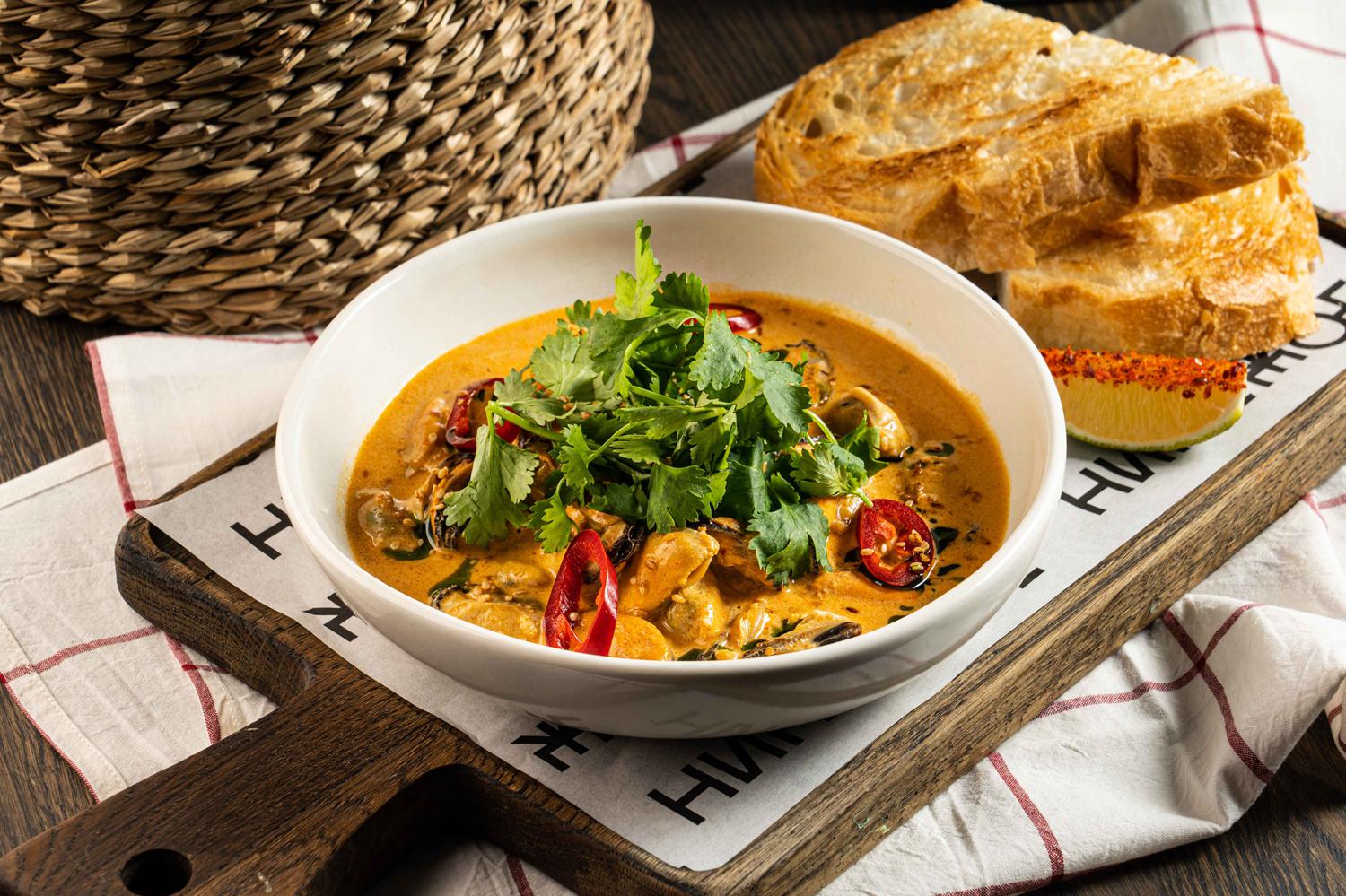 Мидии в соусе том-ям в ресторане &laquo;Южанин&raquo;