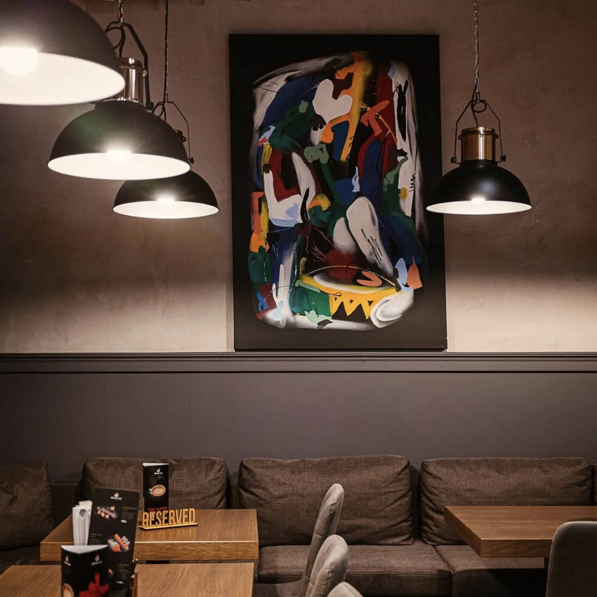 Интерьеры Ramen Ten — пример того, как сетевой проект работает с визуальной айдентикой: стены в московских точках оформлены граффити и современным искусством, при этом зал остается функциональным, а внимание гостя сфокусировано на еде