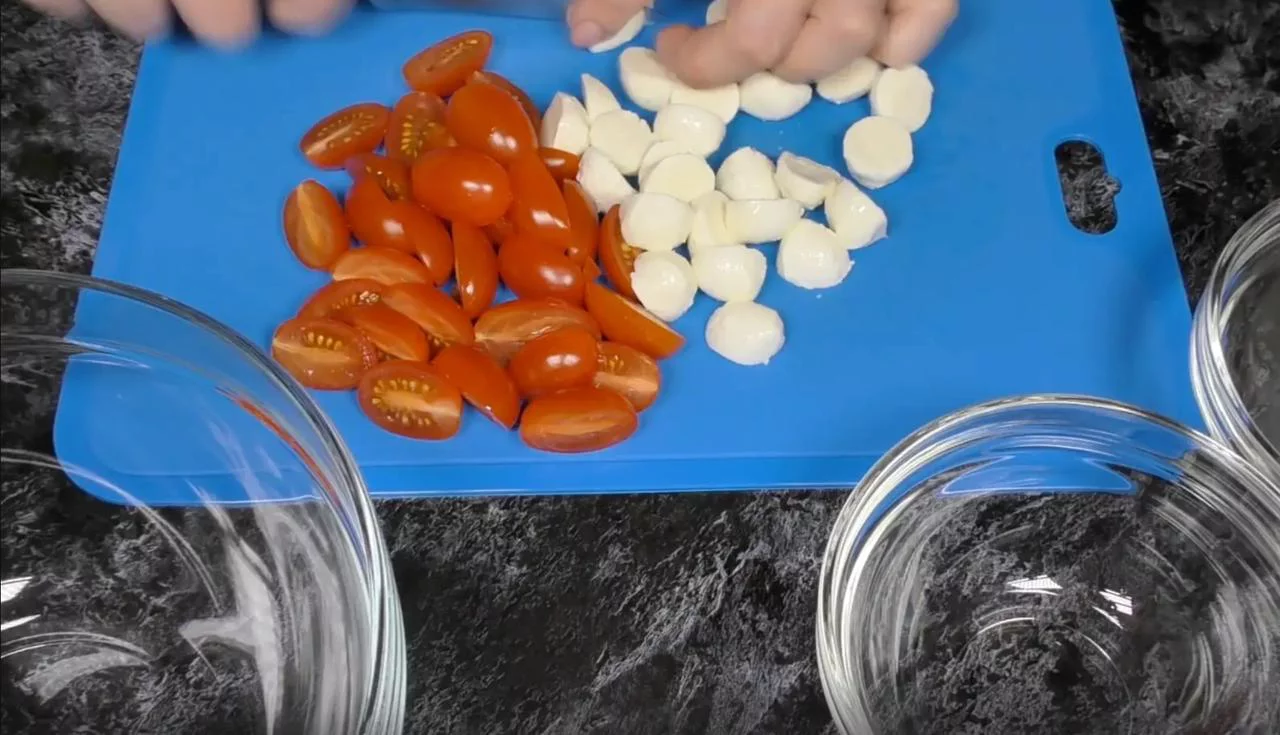 Нарежьте моцареллу и помидоры черри