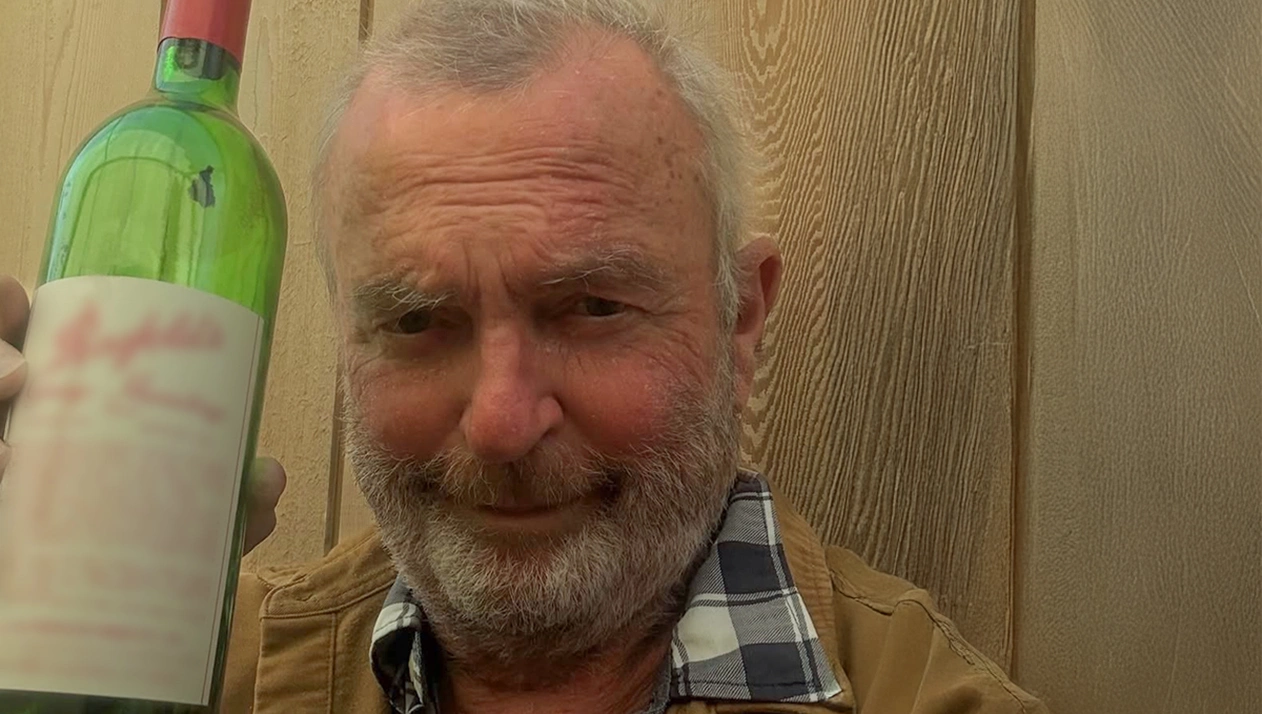 Звезда «Парка Юрского периода» показал 38-летнюю бутылку Penfolds