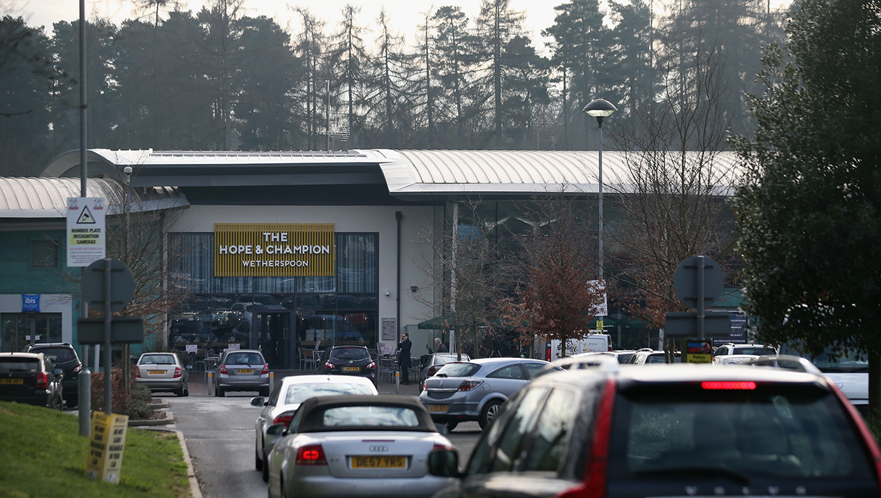 В Великобритании закрылся скандальный бар, искушавший водителей