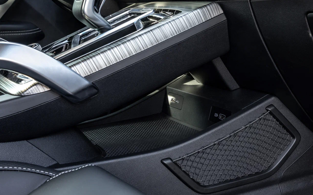 Под центральной консолью в Belgee X70 нашлось место для небольшой ниши с двумя разъемами USB