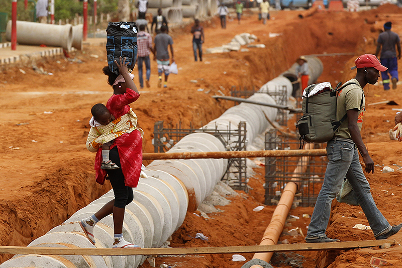 Ангола

Падение валюты с&nbsp;19 июня 2014 года: 22,7%  (данные Bloomberg)

Доля чистого экспорта нефти в&nbsp;ВВП (2010&ndash;2013): 57,6%
По объему добычи нефти (1,65 млн барр. в&nbsp;сутки) Ангола незначительно уступает Нигерии. Последние пять лет курс местной кванзы колебался в&nbsp;районе 90&ndash;100 за&nbsp;доллар&nbsp;США, с&nbsp;лета&nbsp;же&nbsp;2014 года валюта Анголы начала стабильно падать. В конечном итоге 5 июня 2015 года ангольский регулятор провел разовую девальвацию валюты: со&nbsp;110,5 кванзы за&nbsp;доллар до&nbsp;116,9 кванзы. Курс валюты продолжает снижаться и&nbsp;на&nbsp;20 августа составляет около&nbsp;125 кванз за&nbsp;доллар&nbsp;США