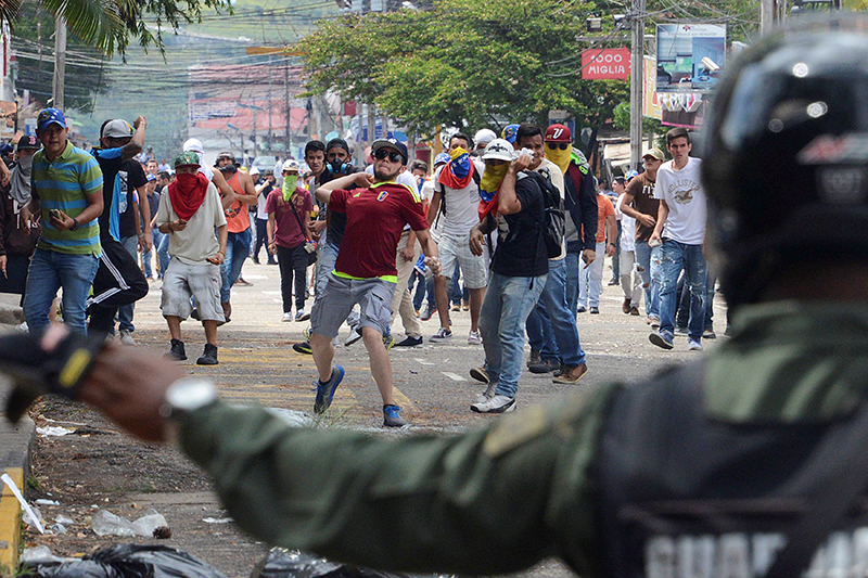 В некоторых городах, в&nbsp;частности в&nbsp;Сан-Кристобале и&nbsp;Маракайбо, ​марши переросли в&nbsp;столкновения с&nbsp;полицией.


&nbsp;
