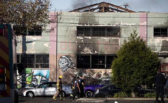Пожарные возле&nbsp;сгоревшего здания ночного клуба в&nbsp;Окленде
