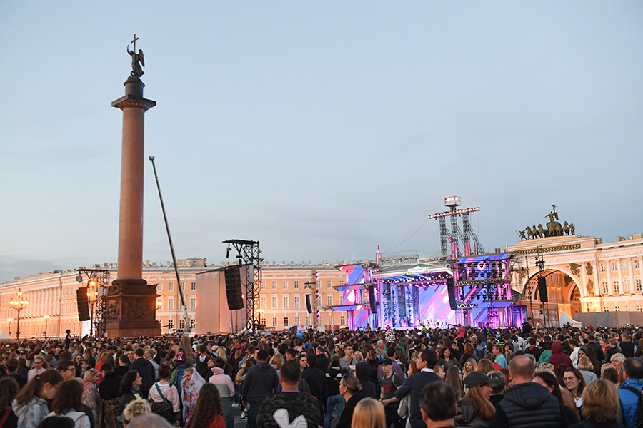 Концерт на Дворцовой площади в рамках праздника выпускников &laquo;Алые паруса&raquo; в Санкт-Петербурге
